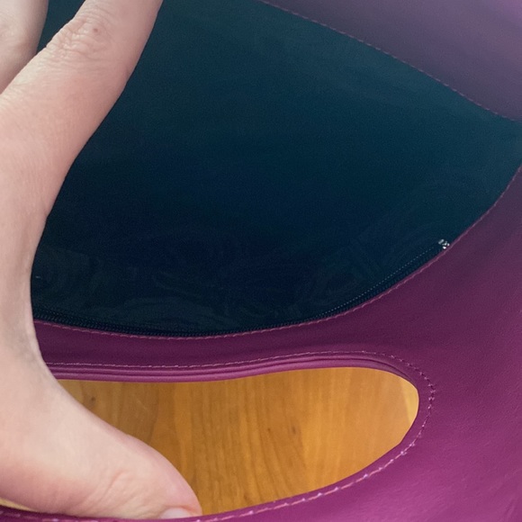 Gorgeous clutch that can be a crossbody (strap still packaged) nwt - Picture 4 of 6